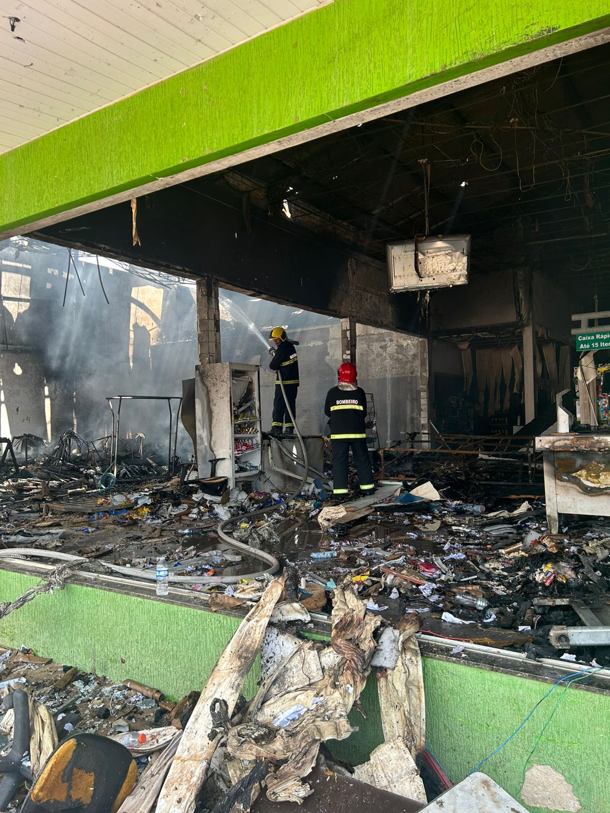 Chamas foram intensificadas por fogos de artifício e munições armazenadas no local; fogo foi controlado em menos de duas horas