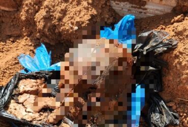 Trabalhadora que fazia limpeza em túmulo encontrou o material e acionou autoridades; Polícia Civil investiga o caso