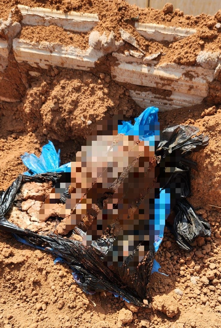 Trabalhadora que fazia limpeza em túmulo encontrou o material e acionou autoridades; Polícia Civil investiga o caso