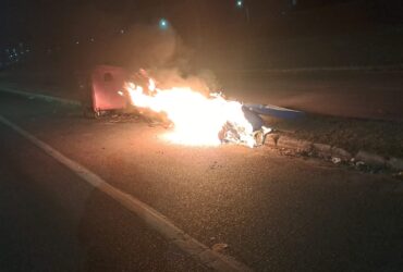 Guarda Civil Municipal e Corpo de Bombeiros atuaram rapidamente para conter as chamas provocadas por vandalismo na Avenida Amazonas