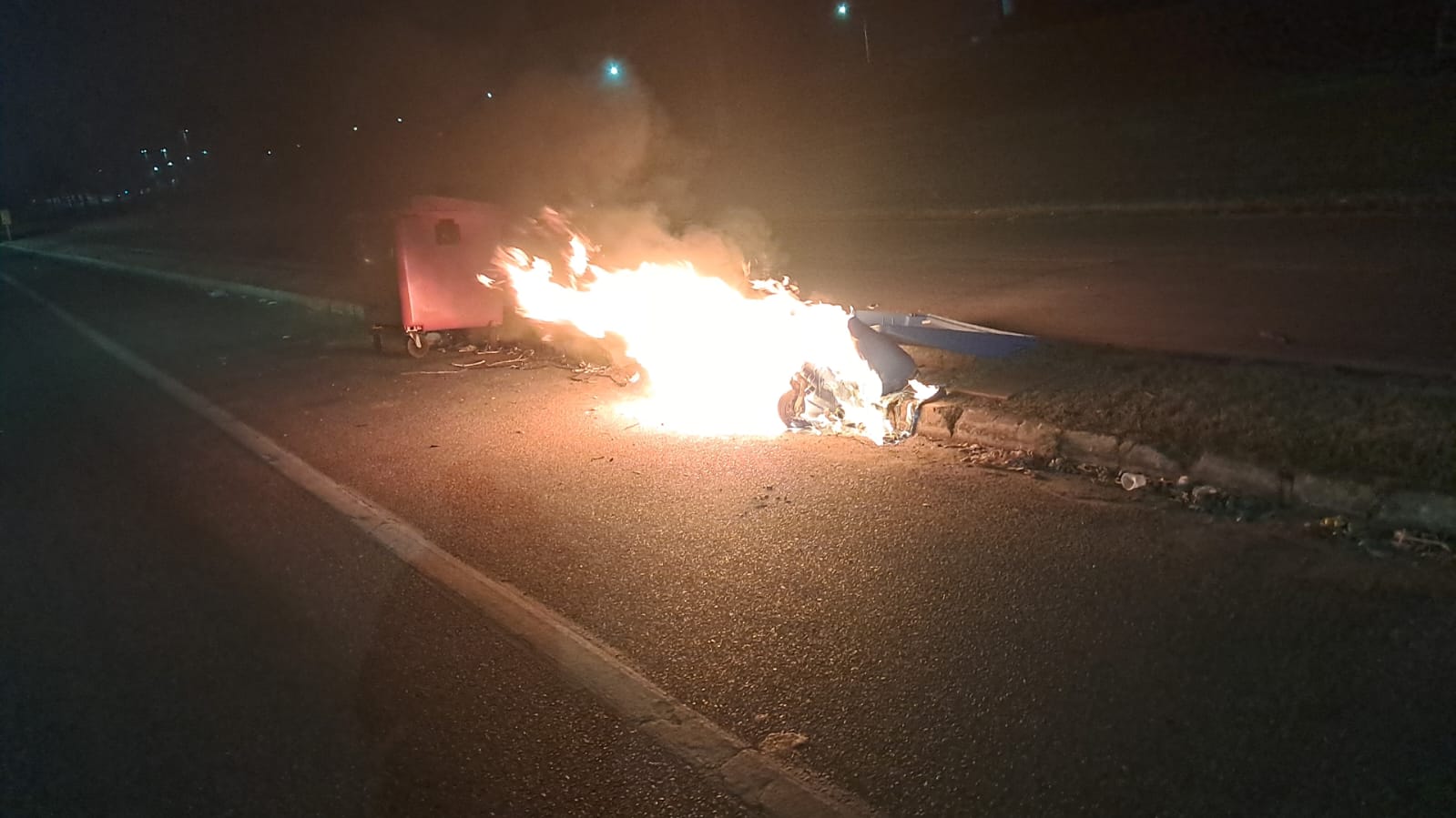 Guarda Civil Municipal e Corpo de Bombeiros atuaram rapidamente para conter as chamas provocadas por vandalismo na Avenida Amazonas