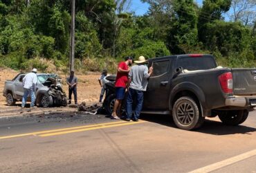 Acidente envolveu uma picape Strada e uma caminhonete Frontier; vítimas foram socorridas pelo Corpo de Bombeiros