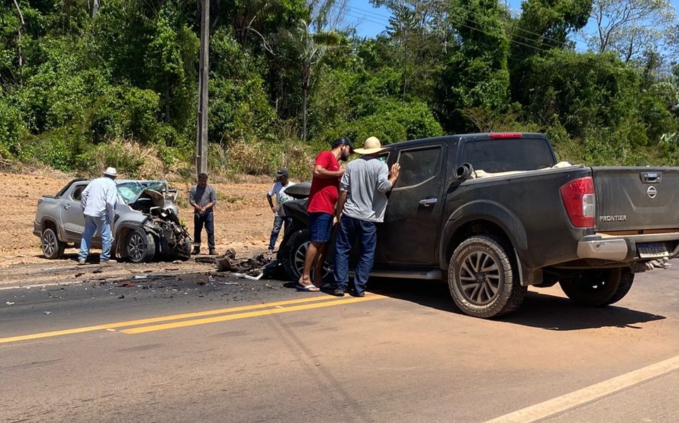 Acidente envolveu uma picape Strada e uma caminhonete Frontier; vítimas foram socorridas pelo Corpo de Bombeiros