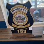 Ocorrência foi registrada na manhã de segunda-feira (25) após vítima relatar agressões; suspeito foi contido e encaminhado à Delegacia de Polícia Civil