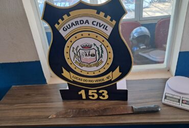 Ocorrência foi registrada na manhã de segunda-feira (25) após vítima relatar agressões; suspeito foi contido e encaminhado à Delegacia de Polícia Civil