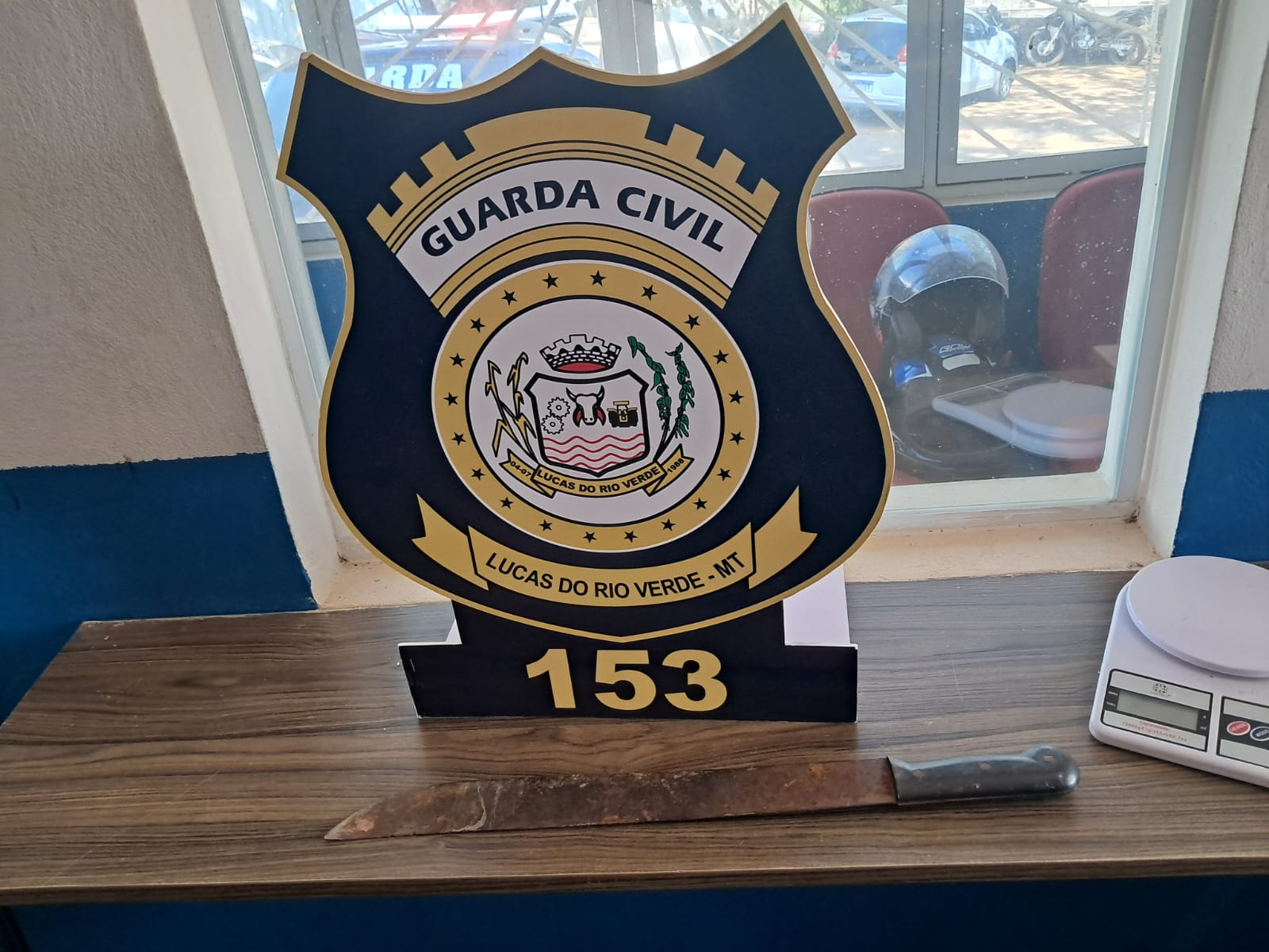 Ocorrência foi registrada na manhã de segunda-feira (25) após vítima relatar agressões; suspeito foi contido e encaminhado à Delegacia de Polícia Civil