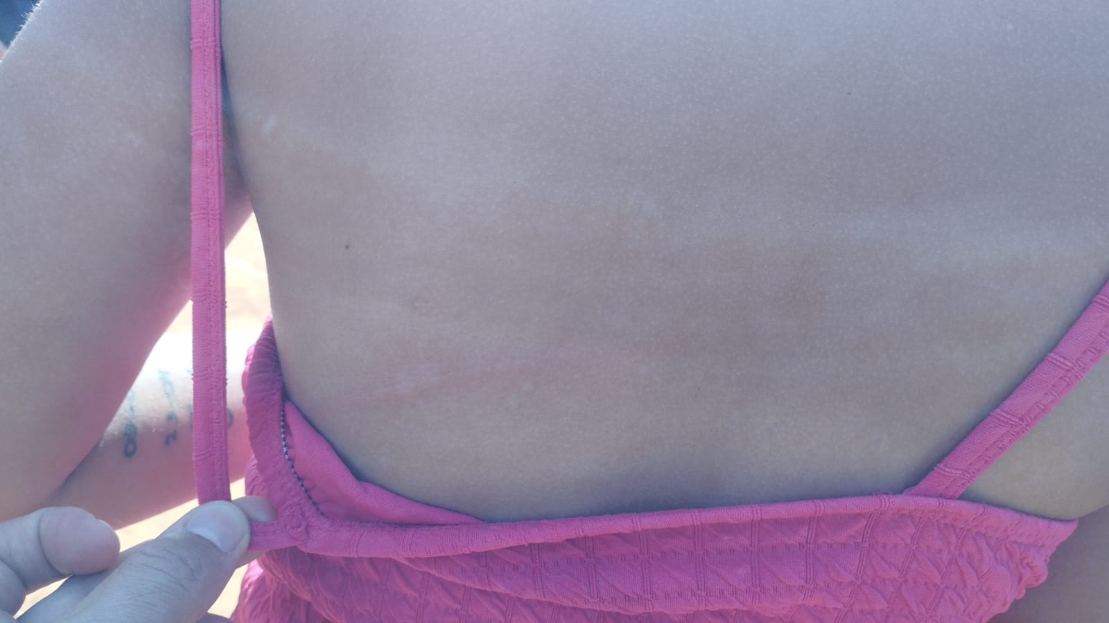 Ocorrência foi registrada na manhã de segunda-feira (25) após vítima relatar agressões; suspeito foi contido e encaminhado à Delegacia de Polícia Civil