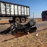 Casal em motocicleta foi atingido por carreta; colisão envolveu ainda outro caminhão e um carro de passeio