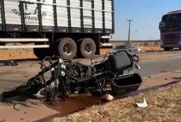 Casal em motocicleta foi atingido por carreta; colisão envolveu ainda outro caminhão e um carro de passeio