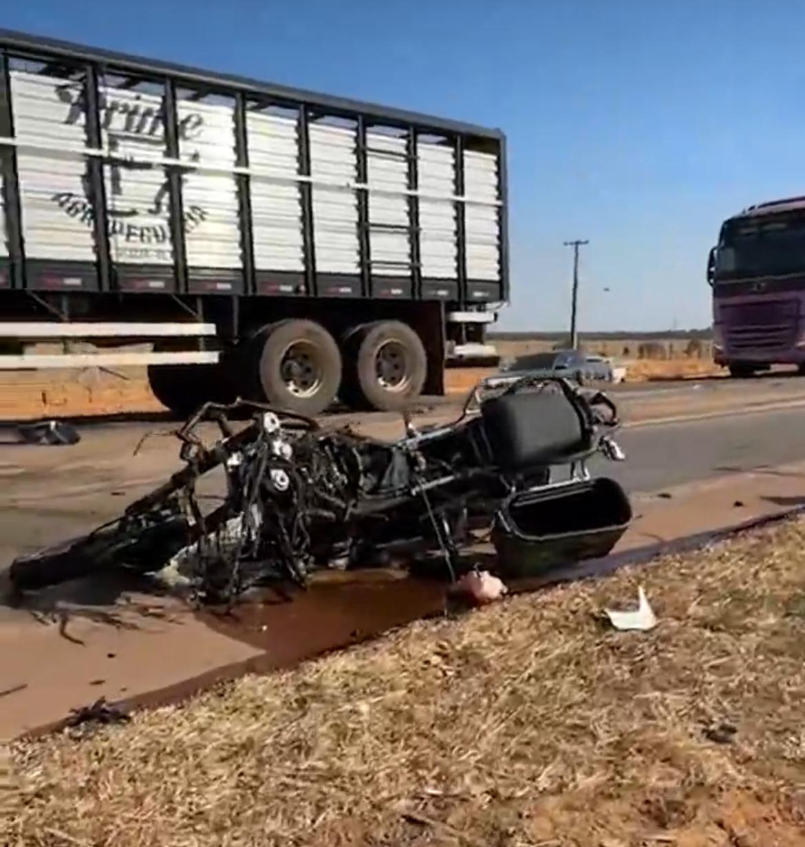 Casal em motocicleta foi atingido por carreta; colisão envolveu ainda outro caminhão e um carro de passeio