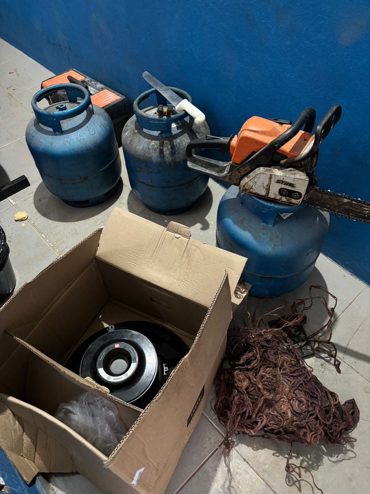 Homem foi flagrado dentro de concessionária em Lucas do Rio Verde e tentou resistir à prisão; ele já tinha passagens pela polícia