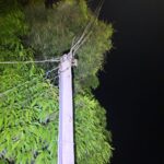 Polícia verifica ligação irregular entre residências na esquina da Av. Espírito Santo com Av. Tocantins; vizinho estava cedendo energia