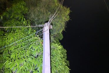 Polícia verifica ligação irregular entre residências na esquina da Av. Espírito Santo com Av. Tocantins; vizinho estava cedendo energia