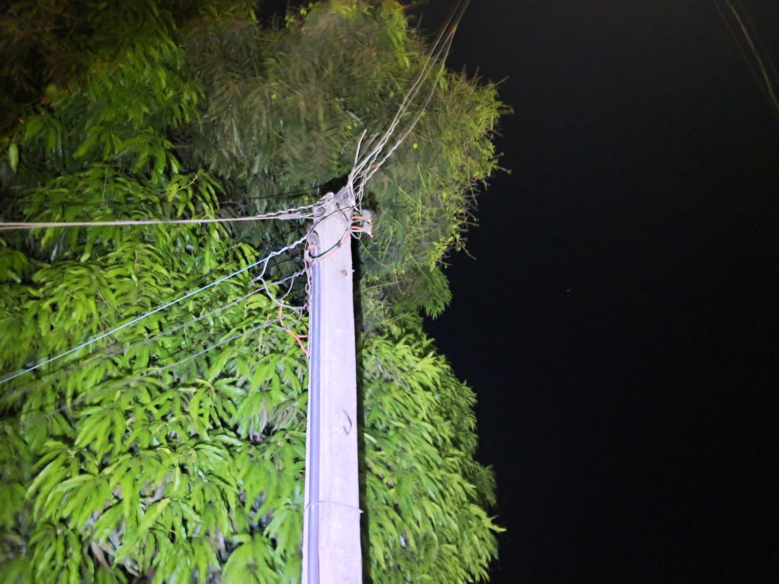 Polícia verifica ligação irregular entre residências na esquina da Av. Espírito Santo com Av. Tocantins; vizinho estava cedendo energia