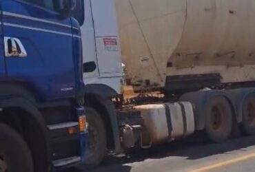 Acidente envolveu veículos carregados com milho e ração; condutores saíram ilesos e tráfego segue em Pare e Siga