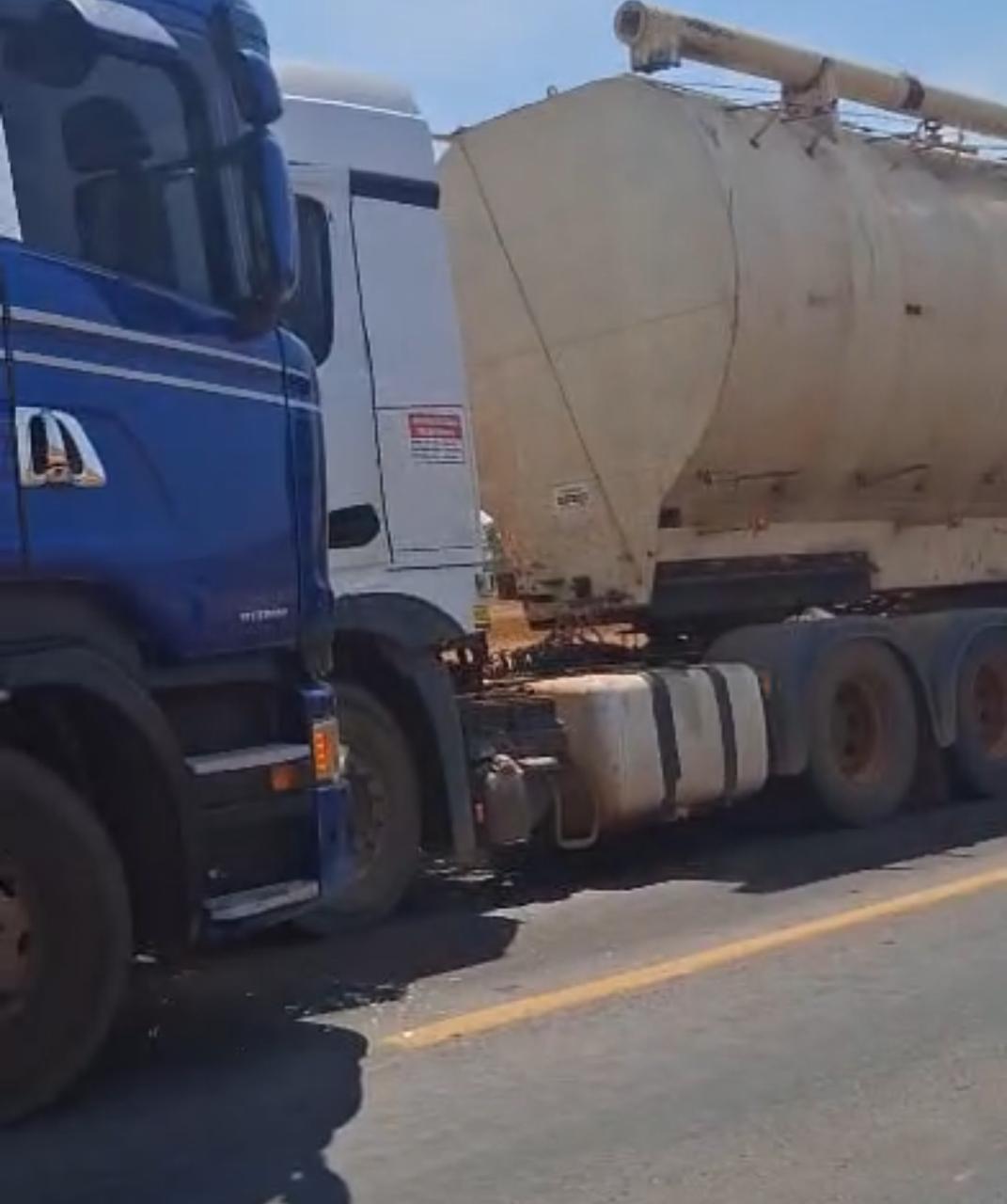 Acidente envolveu veículos carregados com milho e ração; condutores saíram ilesos e tráfego segue em Pare e Siga