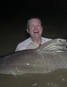 Pescador de MT fisga Piraíba de 2,27 metros em aldeia indígena no Xingu