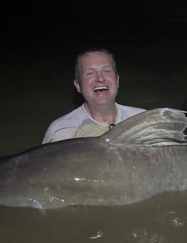 Pescador de MT fisga Piraíba de 2,27 metros em aldeia indígena no Xingu