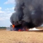 Acidente ocorreu nesta sexta-feira (29) em uma propriedade na Agrovila Cruzeiro; veículo foi totalmente consumido pelo fogo.