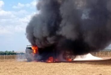 Acidente ocorreu nesta sexta-feira (29) em uma propriedade na Agrovila Cruzeiro; veículo foi totalmente consumido pelo fogo.