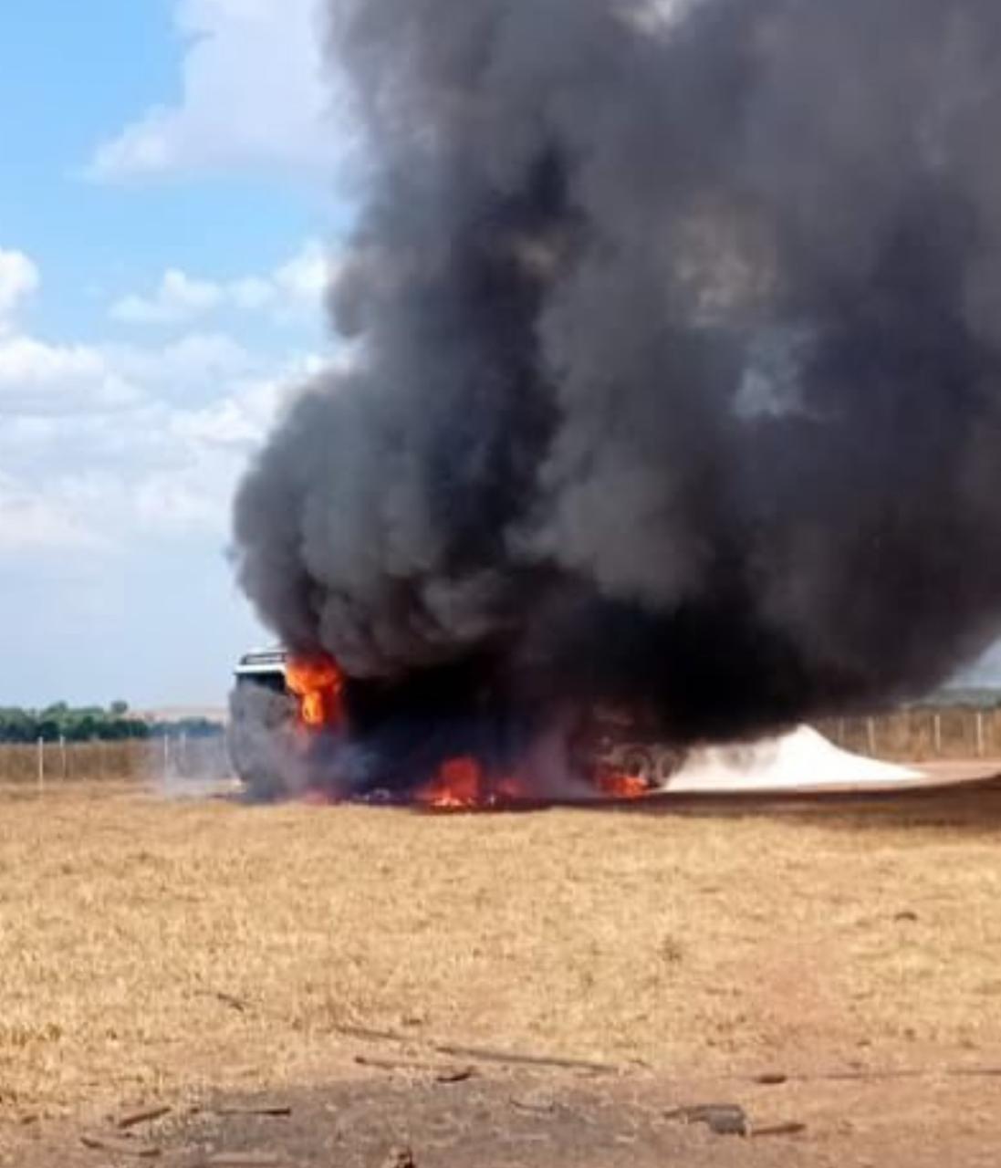 Acidente ocorreu nesta sexta-feira (29) em uma propriedade na Agrovila Cruzeiro; veículo foi totalmente consumido pelo fogo.