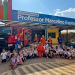 Em alusão ao Dia do Soldado, cerca de 40 alunos da Escola Marcelino Spinolla participaram de uma atividade educativa com demonstrações práticas do Corpo de Bombeiros Militar.