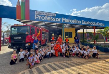 Em alusão ao Dia do Soldado, cerca de 40 alunos da Escola Marcelino Spinolla participaram de uma atividade educativa com demonstrações práticas do Corpo de Bombeiros Militar.