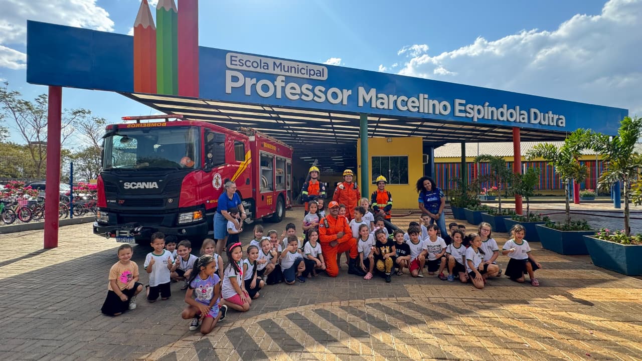 Em alusão ao Dia do Soldado, cerca de 40 alunos da Escola Marcelino Spinolla participaram de uma atividade educativa com demonstrações práticas do Corpo de Bombeiros Militar.