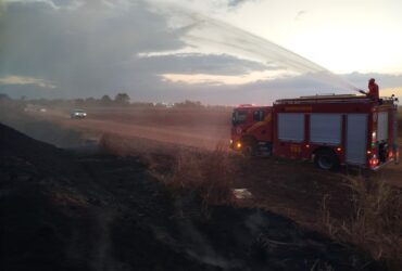 Fogo próximo à empresa de ônibus municipal consumiu área de vegetação; testemunhas relataram suspeita de incêndio criminoso