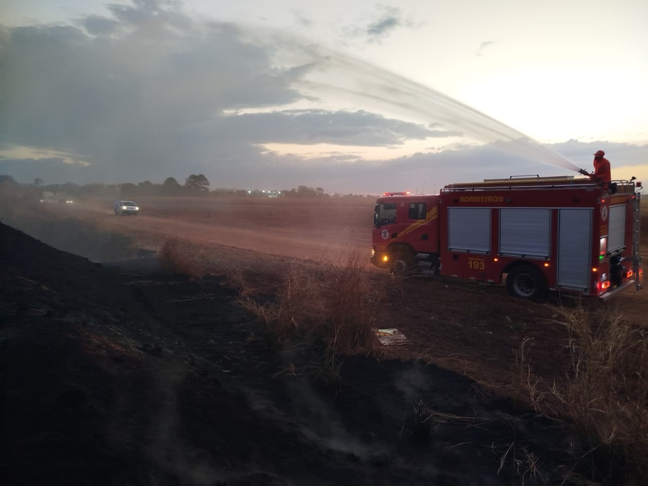 Fogo próximo à empresa de ônibus municipal consumiu área de vegetação; testemunhas relataram suspeita de incêndio criminoso