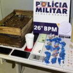 Polícia Militar encontrou drogas, balanças de precisão e até cultivo de maconha em quitinete onde três crianças estavam sozinhas e trancadas