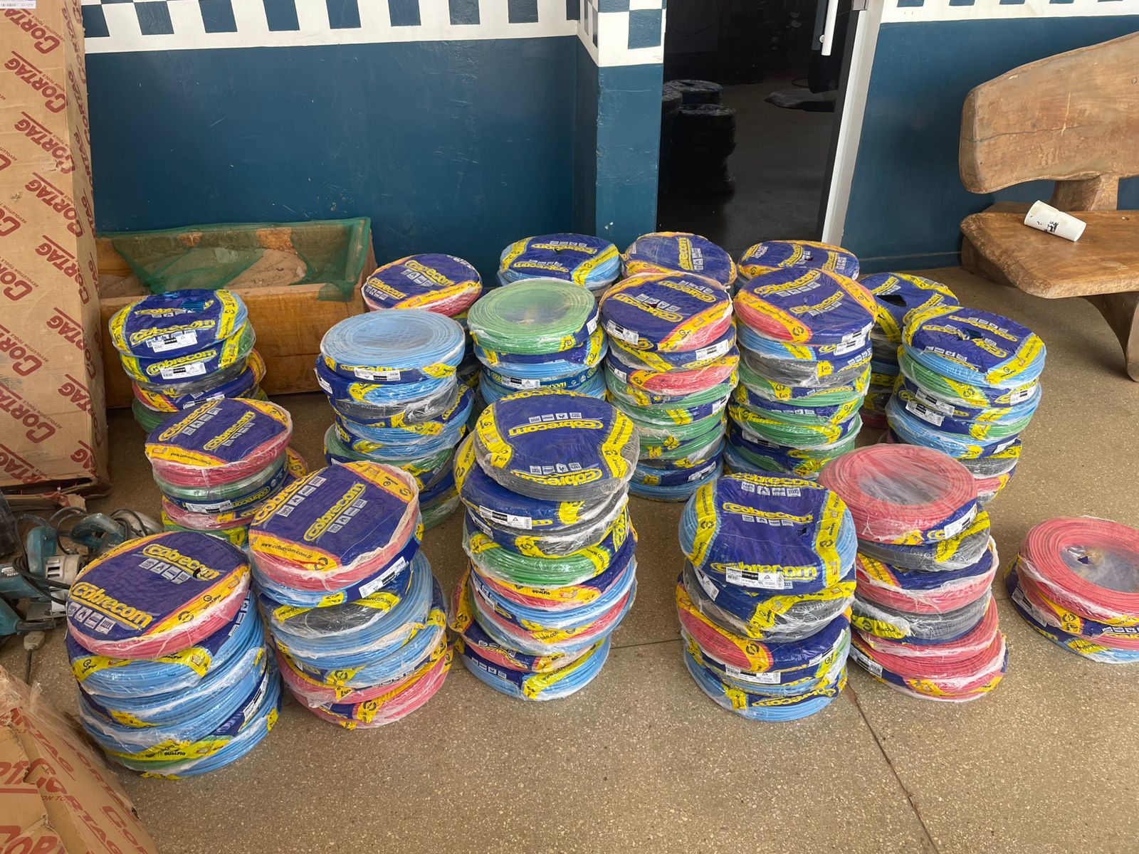 Polícia Militar prende trio suspeito de furto de materiais de construção em Rosário Oeste