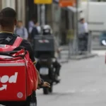 IFood lança desconto em parceria com Mottu para entregadores de moto