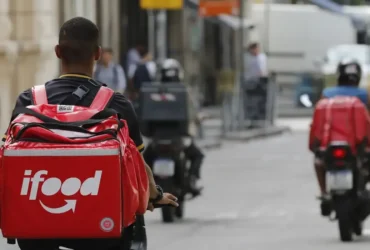 IFood lança desconto em parceria com Mottu para entregadores de moto