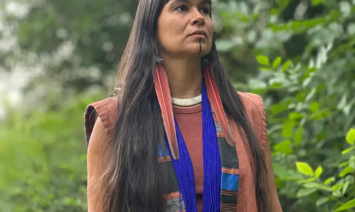 Arizona, 09/09/2025 - Pesquisa defende que memória indígena pode recuperar áreas degradadas. A pesquisadora Bárbara Flores Borum-Kren, do Movimento Plurinacional Wayrakuna, durante visita de campo a u