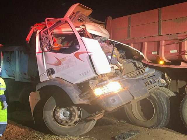 Colisão traseira entre caminhões resultou na morte de um funcionário que atuava na duplicação da rodovia; autoridades investigam as causas.