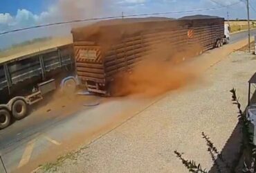 Imagens mostram momento em que caminhão-caçamba atinge traseira de boiadeiro; uma pessoa foi socorrida pela equipe de saúde do município