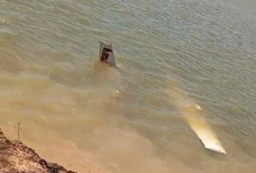 Três ocupantes saíram ilesos após incidente, mas deixaram a região sem acionar as autoridades. Polícia Civil investiga possível adulteração da identificação do avião.