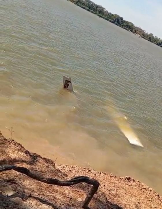 Três ocupantes saíram ilesos após incidente, mas deixaram a região sem acionar as autoridades. Polícia Civil investiga possível adulteração da identificação do avião.