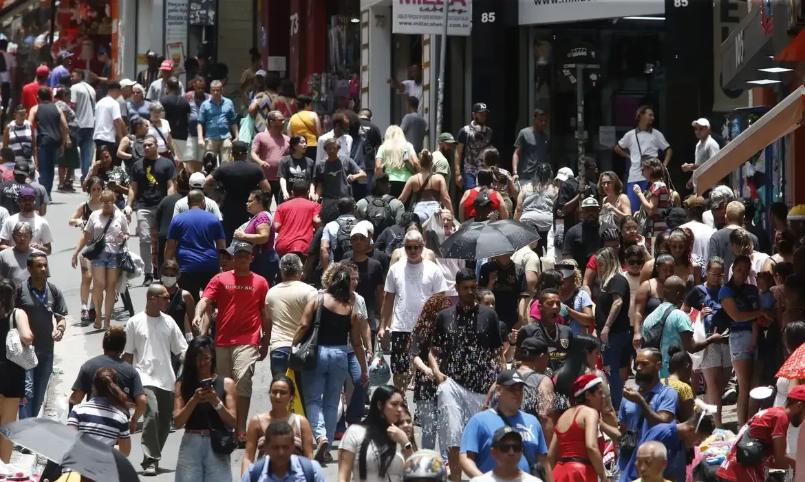População brasileira atinge 213,4 milhões em 2025, aponta IBGE