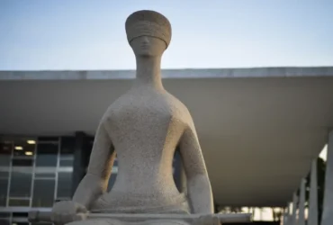 Fachada do Supremo Tribunal Federal (STF) com estátua A Justiça, de Alfredo Ceschiatti, em primeiro plano.