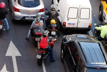 Rio de Janeiro (RJ), 30/07/2025 - Motociclistas de aplicativos transitam pelas ruas do centro do Rio. Foto: Tânia Rêgo/Agência Brasil