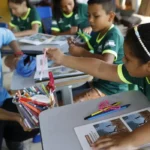 Bragança (PA), 13/06/2025 – Crianças da Vila dos Pescadores de Ajuruteua participam da Alfamangue, atividade de alfabetização baseada na temática do manguezal do Projeto Mangues da Amazônia, na área d