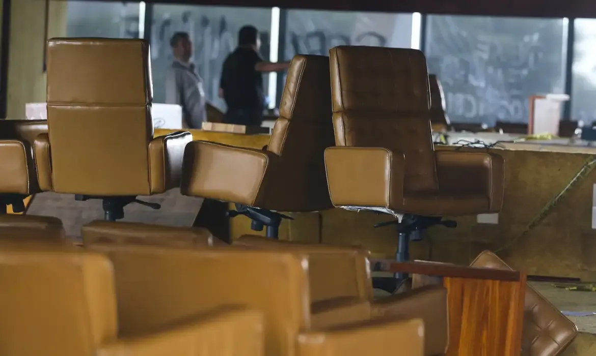 Palácio do Supremo Tribunal Federal e destruído, após atos terroristas no ultimo domingo