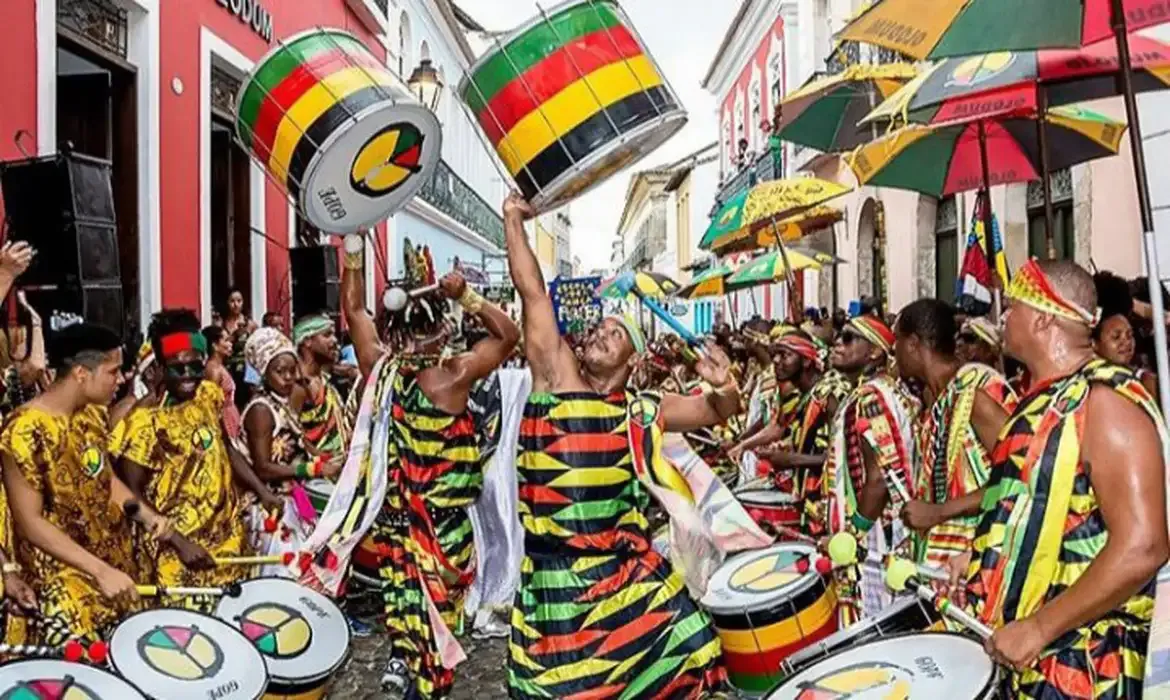 Olodum comanda a Lavagem de Madeleine em Paris com cortejo e shows