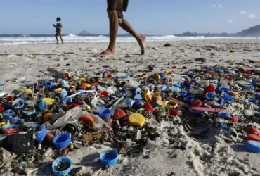 Rio de Janeiro (RJ), 30/07/2025 – Ressaca no mar acumula lixo plástico na praia do Leme, após passagem de um ciclone extratropical. Foto: Fernando Frazão/Agência Brasil
