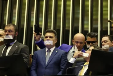 Brasília (DF), 05/08/2025 - Deputados de oposição fazem ato tampando a boca com esparadrapo durante sessão da Câmara dos Deputados. Foto: José Cruz/Agência Brasil