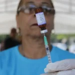 Primeiro dia da campanha estadual do Dia D de Vacinação Contra o Sarampo no Rio de Janeiro, caminhão itinerante da Secretaria Estadual de Saúde