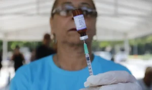 Primeiro dia da campanha estadual do Dia D de Vacinação Contra o Sarampo no Rio de Janeiro, caminhão itinerante da Secretaria Estadual de Saúde