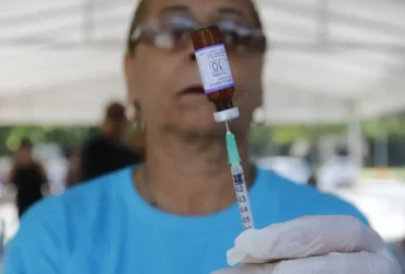 Primeiro dia da campanha estadual do Dia D de Vacinação Contra o Sarampo no Rio de Janeiro, caminhão itinerante da Secretaria Estadual de Saúde